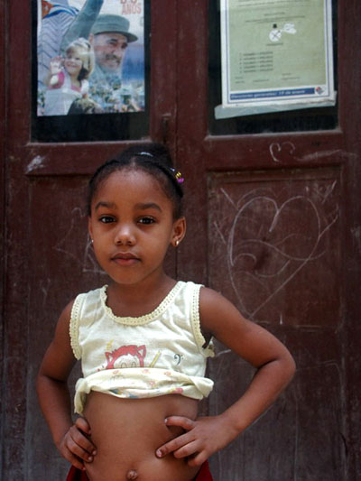 Petite Cubaine sous le regard de Castro