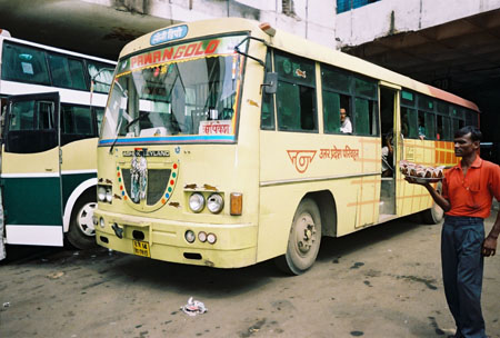 Bus dans la gare routi�re de Delhi