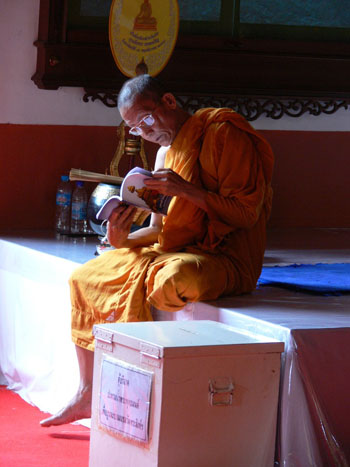 Moine en pleine lecture