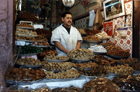 Etal de patisseries marocaines