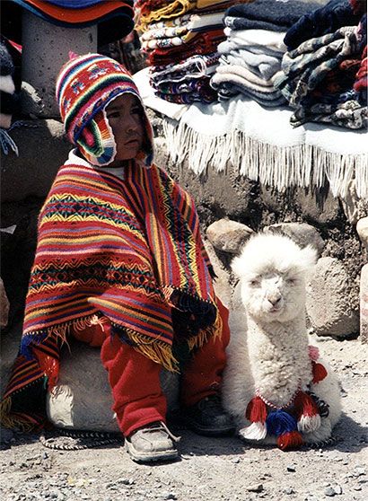 Petit p�ruvien et son lama