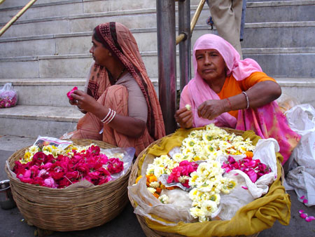 Femmes fabriquant des colliers de fleurs
