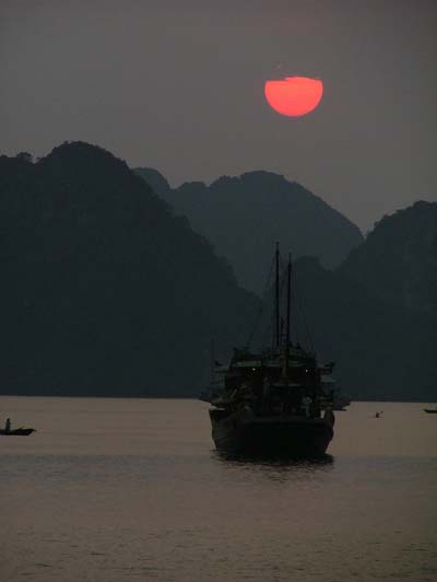 Coucher de soleil sur la baie d'Along