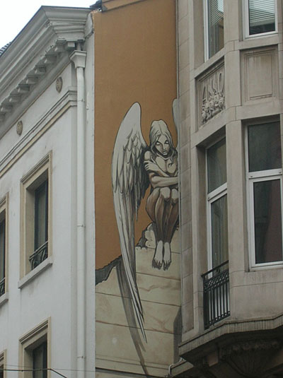 Ange perdu sur le mur