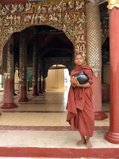 Un moine au Shwezigon 