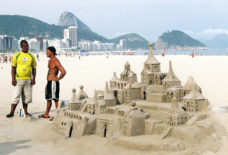 Ch�teau de sable g�ant sur Copacabana