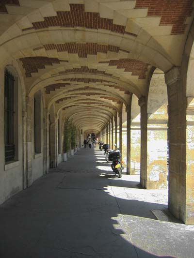 Place des Vosges, sous les arcades