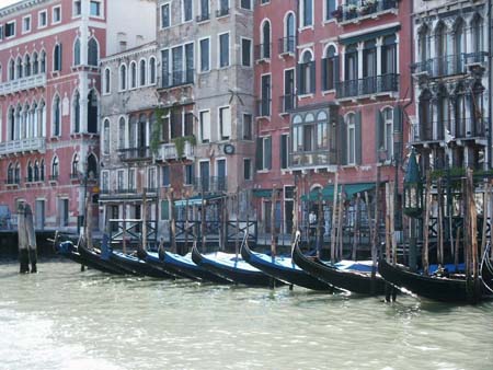 Gondoles sur le grand canal