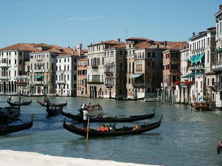 Gondoles sur le grand canal