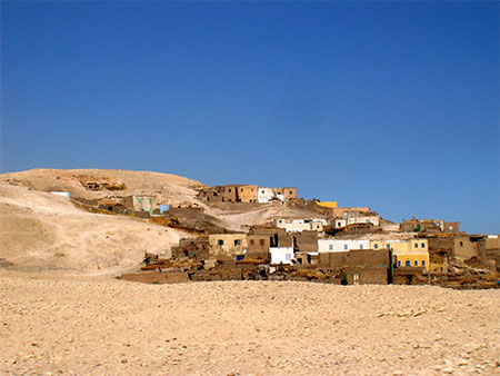 Village dans la vall�e des Rois