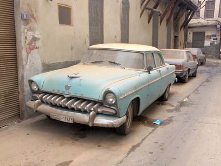 Voiture dans la Vieille ville