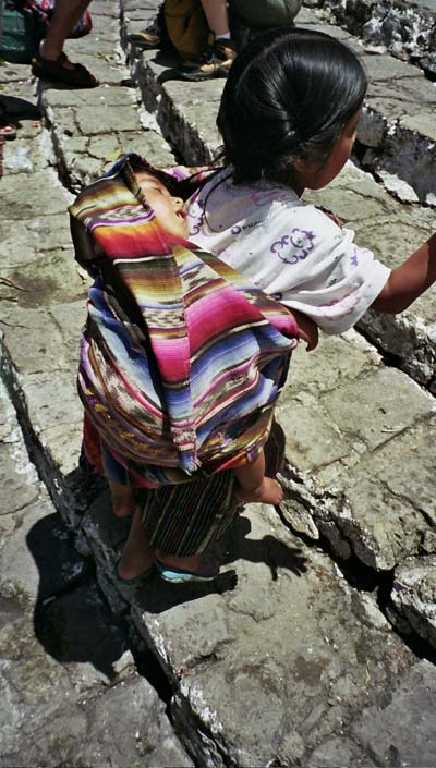 Fillette � l'�glise de Chichicastenango