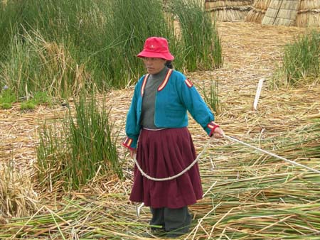 Tisseuse de paille sur l'�le Uros