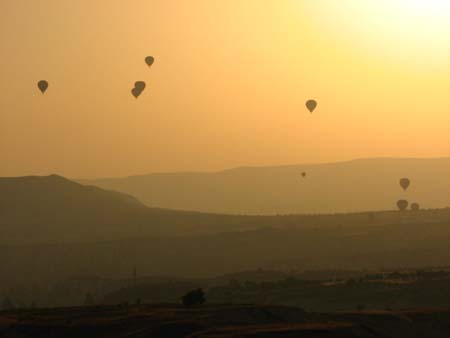 Envol de montgolfi�res au petit matin