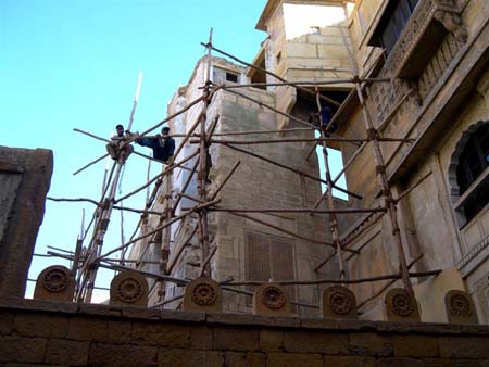 Nouveaux equilibristes � Agra