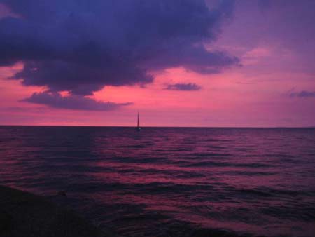 Voilier sur coucher du soleil