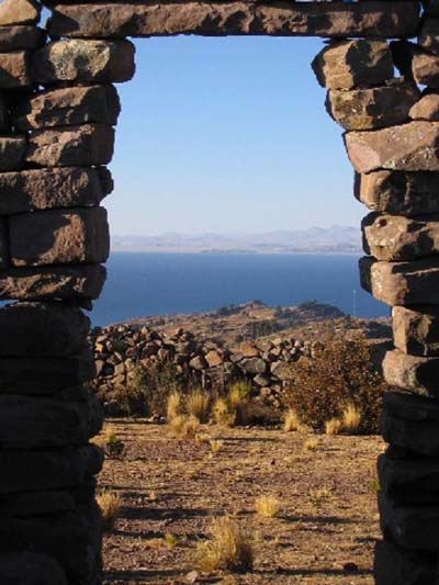 La vue de l'�le de Taquil� � travers la porte !!
