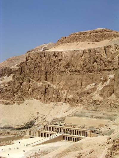 Temple en creux de montagne
