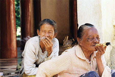 Les fumeuses de cheerot � Old Bagan
