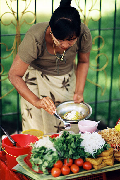Manger dans la rue � c�t� de la Pagode Sul�