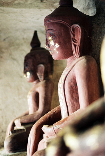 Le Boudha de Pierre dans les Grottes de Po Wing Taung