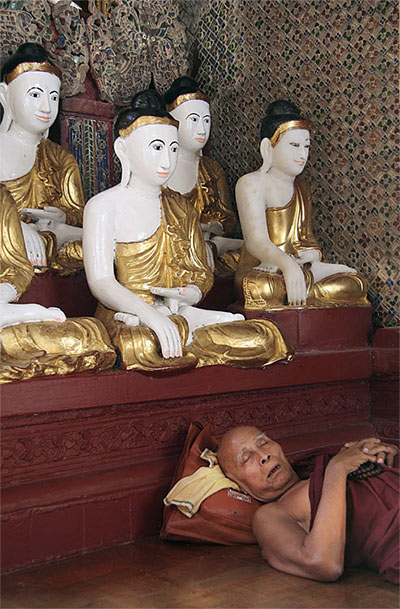 Sieste � la Swedagon pagoda