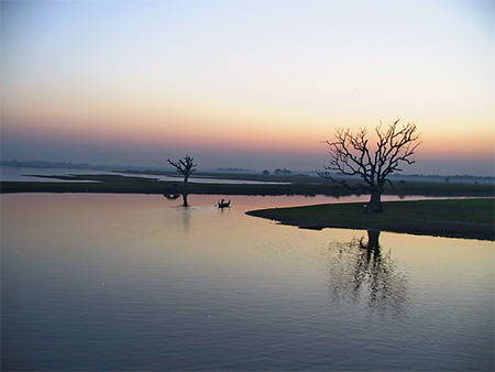 Cr�puscule sur le lac Taungthaman