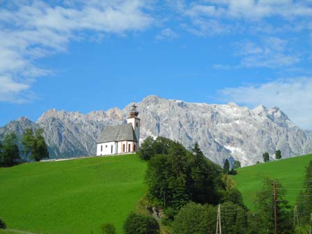 Eglise qui surplombe la vall�e