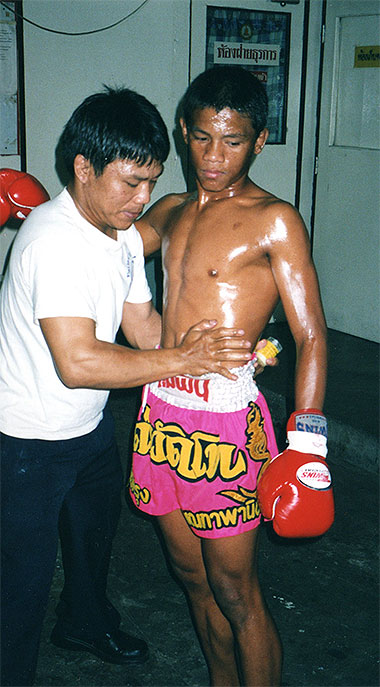 Jeune boxeur thailandais au Stadium du Lumpinee