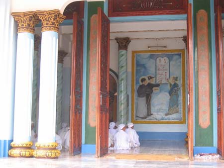 Dans l'antre de la secte Cao Dai