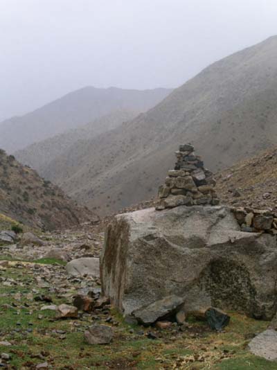 Cairn dans le brouillard