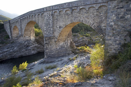 Pont ancien et �troit