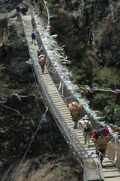 Pont suspendu � l' ombre de l' Everest