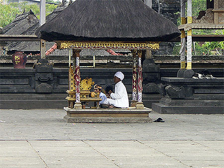 Pri�re au Temple de Pura Besakih