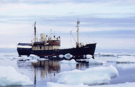 Notre bateau parmi les "bourguignons"