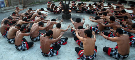 Danseurs Kecak au temple Uluwatu
