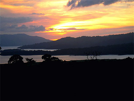 Coucher de soleil sur le lac Arenal