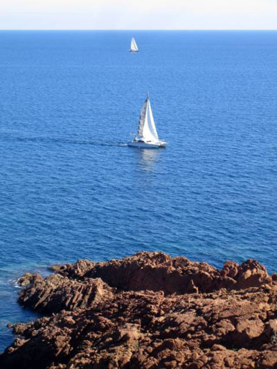 Voilier au bord de l'Esterel