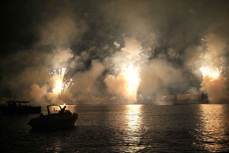 Feux d'artifice sur la baie de Cannes