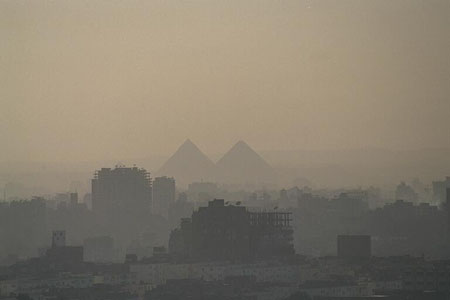 Pyramides de Ghiz� vues du Caire