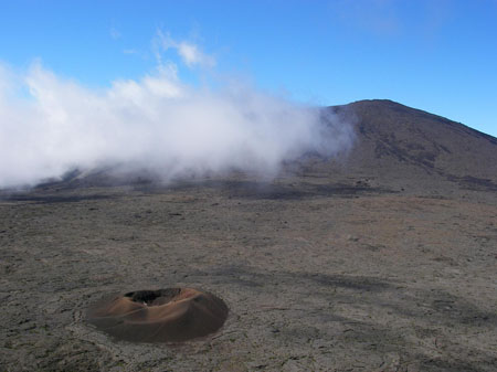 Le piton de la fournaise dans les nuages