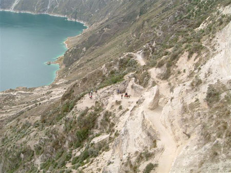 Vue plongeante sur le crat�re du Quilotoa