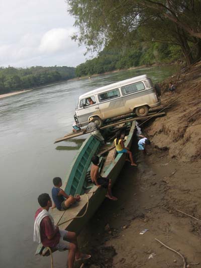 Pr�paratifs pour la travers�e de la fronti�re Guatemala-Mexique