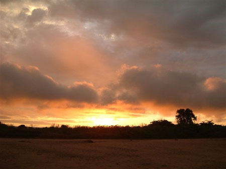 Ciel lourd, le soir, sur la Tsiribihina