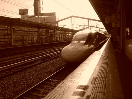 Entr�e d'un Shinkansen ornithorynque en gare d'Himeji