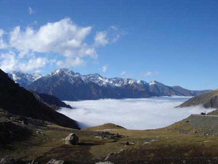 Le ciel est bleu au-dessus des nuages