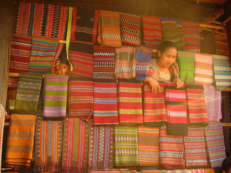 Tissus brod�s dans un petit village du Sud Laos
