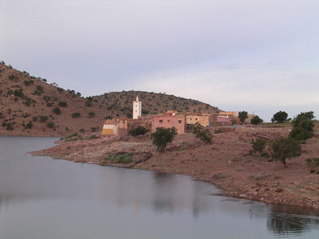 Petit village dans le moyen-Atlas