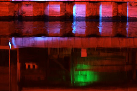 Reflets nocturnes dans le port de Malacca