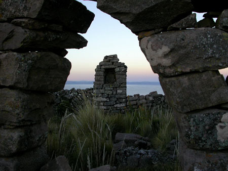 Ruine d'un temple 4086 m sommet de l'�le de Taquile lac Titicaca